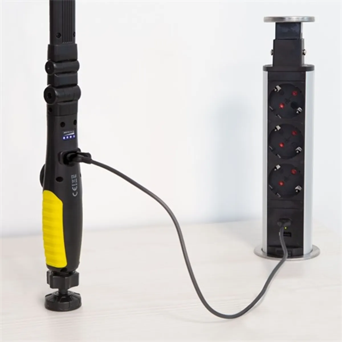 Phenom 18647 COB LED munkalámpa 5W 300+70 lm 360 fok fej mágneses talp Li-ion 1800 mAh MicroUSB töltés töltésjelző IP32 #5