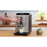 Bosch TIE20301 VeroCafe kerámia őrlő OneTouch 5 program tejhabosító LCD kijelző állítható kávéfolyó 15 bar víztartály 1,4 l #2
