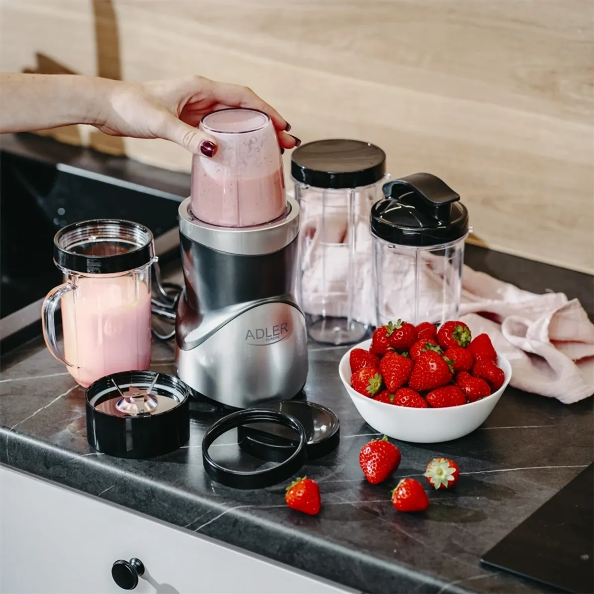 Adler AD4084 turmixgép 500W nominal 1200W max 4 pengés és 2 pengés rozsdamentes acél BPA mentes kulacs pulzáló védelem csúszásmentes talpak #5