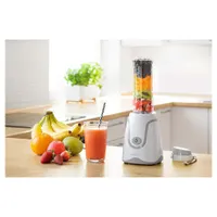 Sencor SBL 2110WH smoothie készítő 0,6 l BPA-mentes PCTG edény, rozsdamentes kés titán bevonattal, impulzus üzem, 500 W, autó italtartó kompatibilis #7