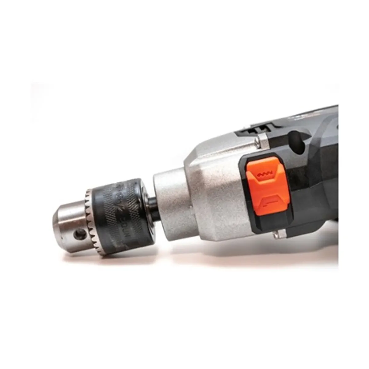 Daewoo DAID950Y Ütvefúró 950W 220-240V 50Hz 0-3000/min 0-48000/min Betonban 16mm Fémben 13mm Fa 25mm 13mm tokmánykulcs #4