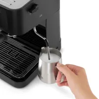 Delonghi EC235.BK eszpresszó kávéfőző 15 bar 1 l víztartály rozsdamentes acél bojler gőzkar ESE pod kompatibilis 1 és 2 adagos szűrők